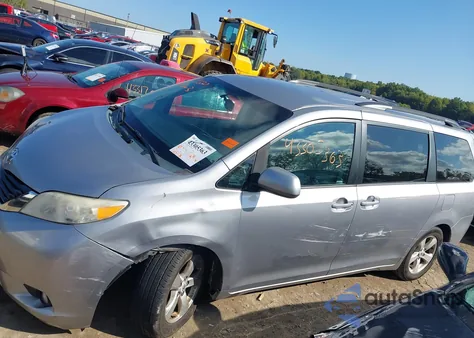 2012 Toyota Sienna Le V6 8 Passenger z USA, uszkodzony, nr VIN 5TDKK3DC2CS258692